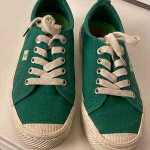Cariuma canvas low top green sneakers
